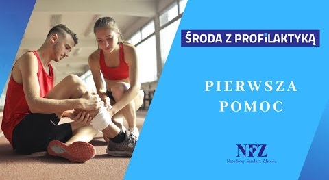 Zdjęcie sportowo ubranych kobiety i mężczyzny na sali gimnastycznej, mężczyzna siedząc trzyma się za nogę, kobieta wiąże bandaż na jego nodze. Z lewej napisy Środa z profilaktyką; pierwsza pomoc