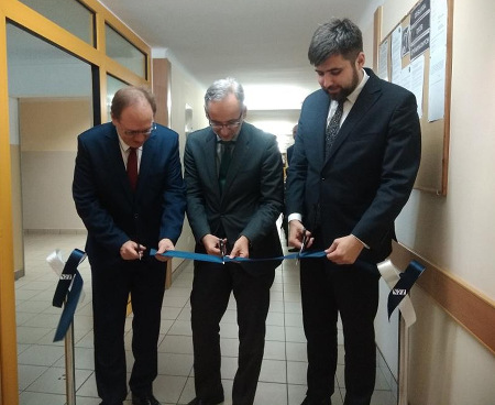 Zdjęcie Pana Adama Niedzielskiego Pana Jakuba Banaszka oraz Pana Karola Tarkowskiego przecinających wstęge