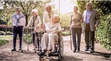 Zdjęcie kilku starszych osób