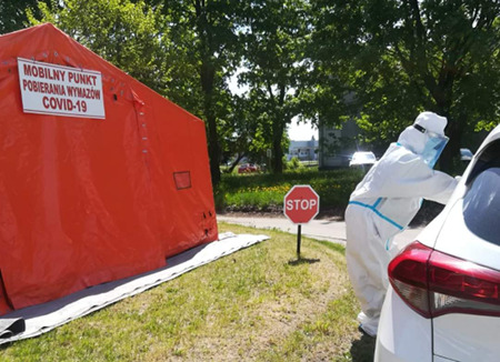 Zdjęcie namiotu mobilnego punktu pobierania wymazów COVID-19