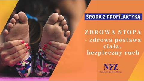Po lewej: Zdjęcie kobiety która się rozciąga i trzyma za stopy. Po prawej napisy.