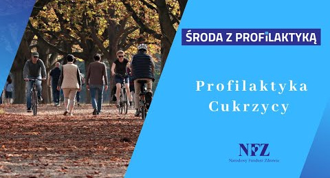 Zdjęcie osób na ścieżce w parku. Jesienne liście leżą na ścieżce. 3 osoby jadą na rowerze, około 5 osób idzie pieszo, z prawej strony napisy: Środa z profilaktyką, Profilaktyka uzależnień, cukier i energetyki, logo NFZ