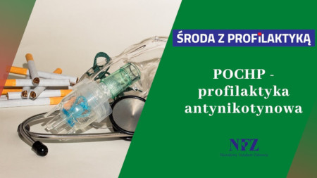 Po lewej stronie leżące na stole papierosy, stetoskop oraz rurka do wentylacji. Po prawej stronie, na zielonym tle napis: środa z profilaktyką, POCHP profilaktyka antynikotynowa