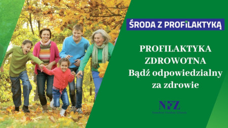 Po lewej stronie: zdjęcie dwie dorosłe kobiety i trójka dzieci biegnie na tle parku jesieniąbr/Po prawej stronie: na zielonym tle napis Środa z profilaktyką, Profilaktyka zdrowotna, bądź odpowiedzialny za zdrowie, logo NFZ