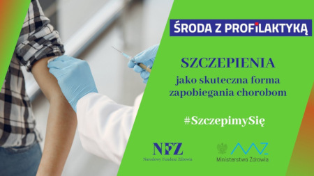 Grafika: po lewej stronie: ramię osoby ubranek w kraciastą koszulę, rękaw podwinięty, dłonie w niebieskich rękawiczkach ochronnych trzymają strzykawkę Po prawej: na zielonym tle: Środa z profilaktyką. Szczepienia jako skuteczna forma zapobiegania chorobom. #szczepimysię. Poniżej logo NFZ i Ministerstwa Zdrowia<br/>
