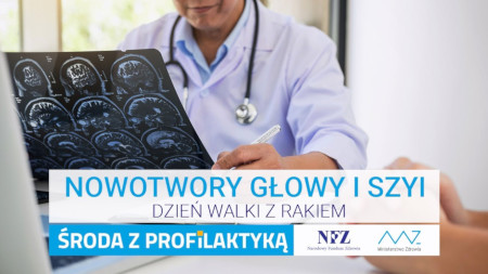 Grafika : lekarz ogląda zdjęcia tomografii głowy