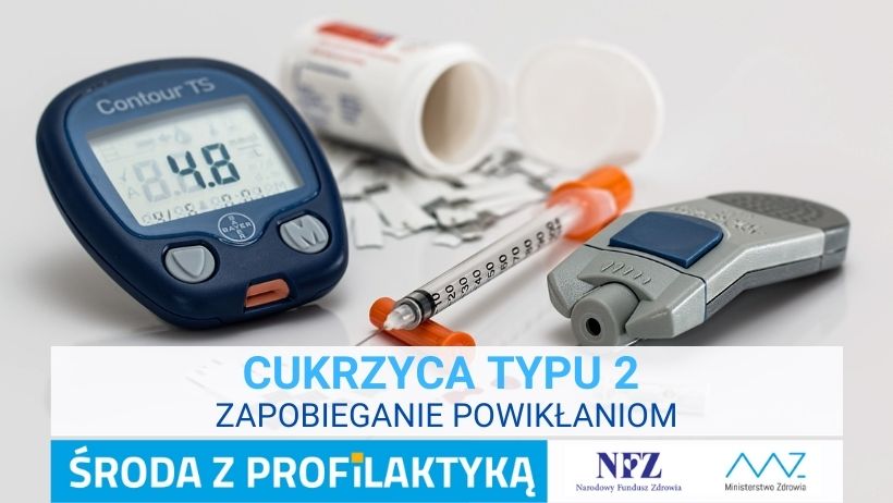 Grafika: Zdjęcie – gleukometr wskazujący 4.8, strzykawka z krótką igiełką oraz paski do mierzenia powiemy cukru we krwi Napis – Cukrzyca typu 2, zapobieganie powikłaniom, Środa z profilaktyką, logo NFZ i Ministerstwa Zdrowia 