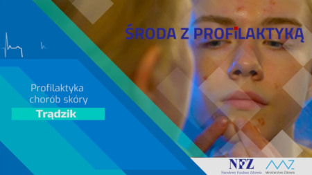 Zdjęcie – twarz nastolatka usuwającego zmianę skórną. Napis – Profilaktyka chorób skóry Trądzik Logo NFZ i Ministerstwa Zdrowia