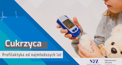 Zdjęcie kolorowe: Na zdjęciu dziewczynka badająca poziom glukozy