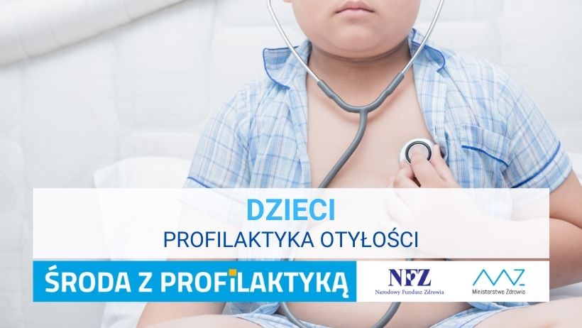 Zdjęcie – dziecko osłuchiwane stetoskopem. Napis – dzieci profilaktyka otyłości, Środa z profilaktyką, logo NFZ i Ministerstwa Zdrowia