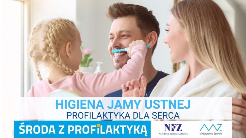 Zdjęcie –  zdjęcie kobiety i mężczyzny z dziewczynką na rękach. Dziewczynka myje mężczyźnie zęby. Napis – Profilaktyka higieny jamy ustnej  Środa z profilaktyką, logo NFZ i Ministerstwa Zdrowia