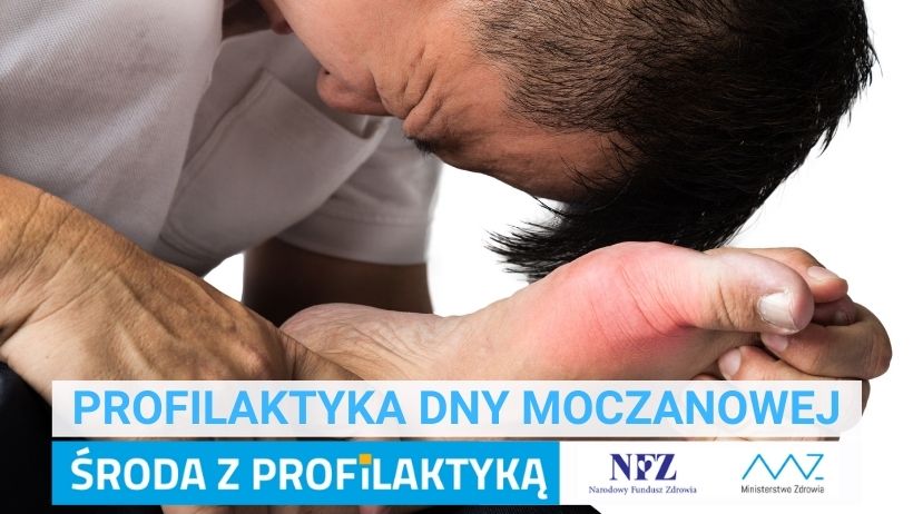 Zdjęcie – mężczyzna trzyma się za stopę, stopa jest zaczerwieniona w okolicy dużego palca, Napis – Profilaktyka Dny Moczanowej, Środa z profilaktyką, logo NFZ i Ministerstwa Zdrowia