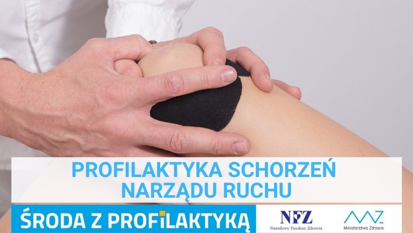 Zdjęcie – lekarz bada kolano pacjenta, na pierwszym planie widoczne są dłonie lekarza na kolanie pacjenta.  Napis – Profilaktyka schorzeń narządu ruchu, Środa z profilaktyką, logo NFZ i Ministerstwa Zdrowia