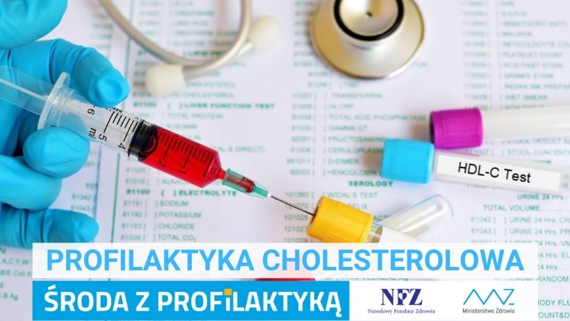 Zdjęcie – na pierwszym planie, widoczna jest strzykawka z czerwonym płynem, wbita w probówkę; w tle widoczny jest stetoskop oraz trzy fiolki na próbki.   Napis – Profilaktyka cholesterolowa, Środa z profilaktyką, logo NFZ i Ministerstwa Zdrowia