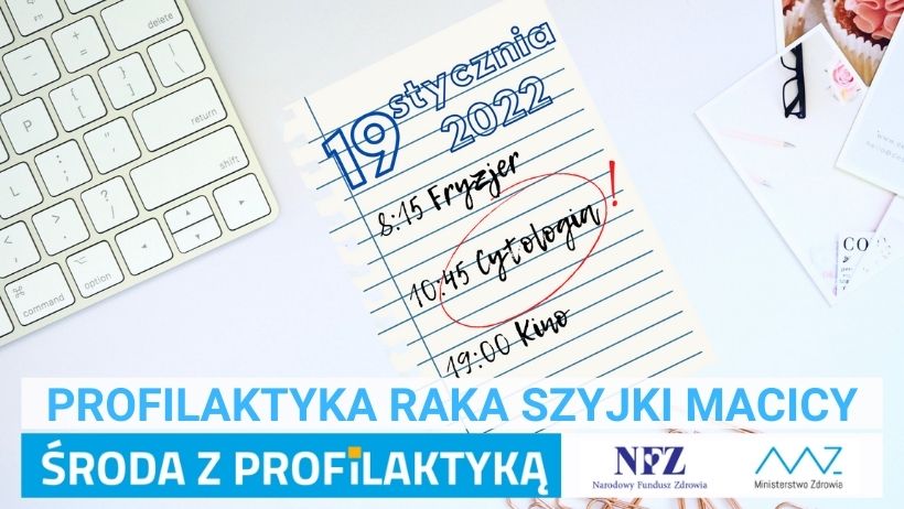 Zdjęcie – na biurku obok klawiatury komputerowej znajduje się kartka z notatką o treści: 19 stycznia 2022 r, 8:15 fryzjer, 10:45 Cytologia!, 19:00 kino. Napis – Profilaktyka raka szyjki macicy, Środa z profilaktyką, logo NFZ i Ministerstwa Zdrowia