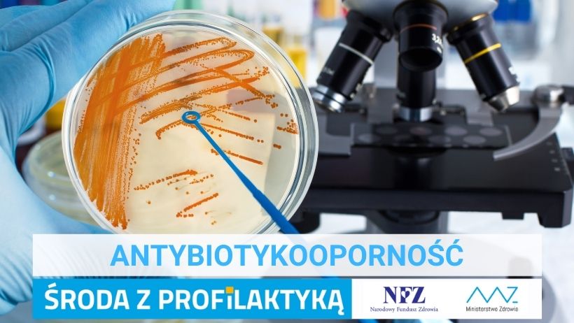 Zdjęcie – na tle mikroskopu widoczna jest dłoń trzymająca próbkę. Napis – Antybiotykoodporność, Środa z profilaktyką, logo NFZ i Ministerstwa Zdrowia