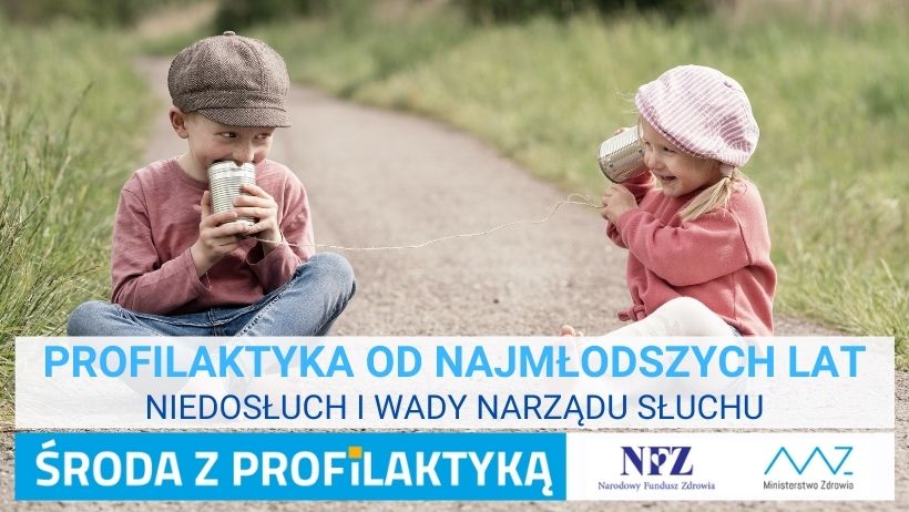 Zdjęcie - dwójka dzieci siedząca na polnej drodze bawi się w „głuchy telefon”. Napis – Profilaktyka od najmłodszych lat. Niedosłuch i wady narządu słuchu, Środa z profilaktyką, logo NFZ i Ministerstwa Zdrowia
