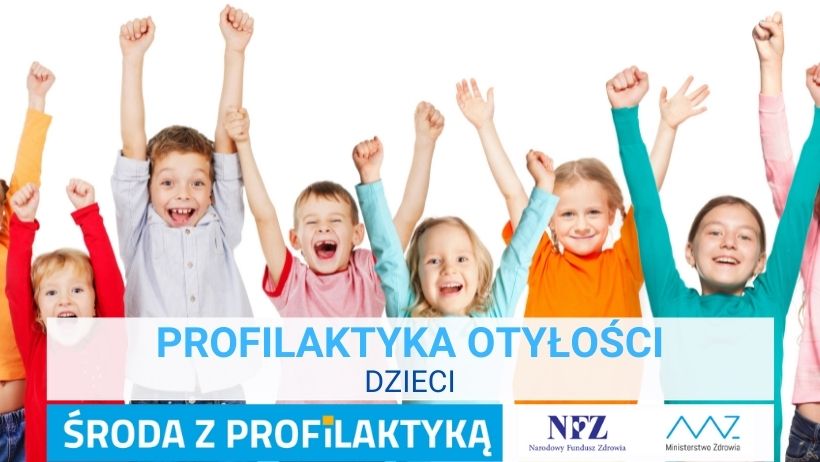 Zdjęcie - gromadka dzieci, stoi radośnie z podniesionymi rękoma. Napis – Profilaktyka otyłości dzieci, Środa z profilaktyką, logo NFZ i Ministerstwa Zdrowia
