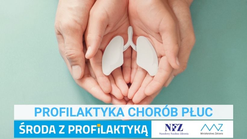 Zdjęcie - na dziecięcych dłoniach znajduje się miniatura przedstawiająca ludzkie płuc,    dziecięce dłonie oplecione dłońmi osoby dorosłej. Napis – Profilaktyka chorób płuc, Środa z profilaktyką, logo NFZ i Ministerstwa Zdrowia