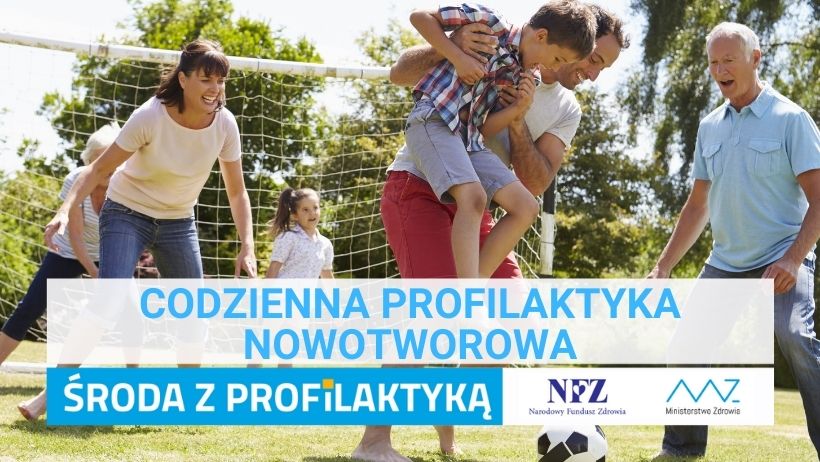 Zdjęcie – sześcioosobowa rodzina gra w piłkę nożną na trawie, w tle widoczna jest bramka. Napis – Codzienna profilaktyka nowotworowa, Środa z profilaktyką, logo NFZ i Ministerstwa Zdrowia