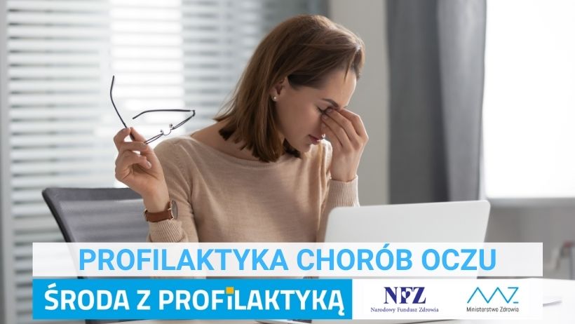 Zdjęcie – kobieta przed ekranem komputera zdejmuje okulary o przeciera oczy. Napis – Profilaktyka chorób oczu, Środa z profilaktyką, logo NFZ i Ministerstwa Zdrowia