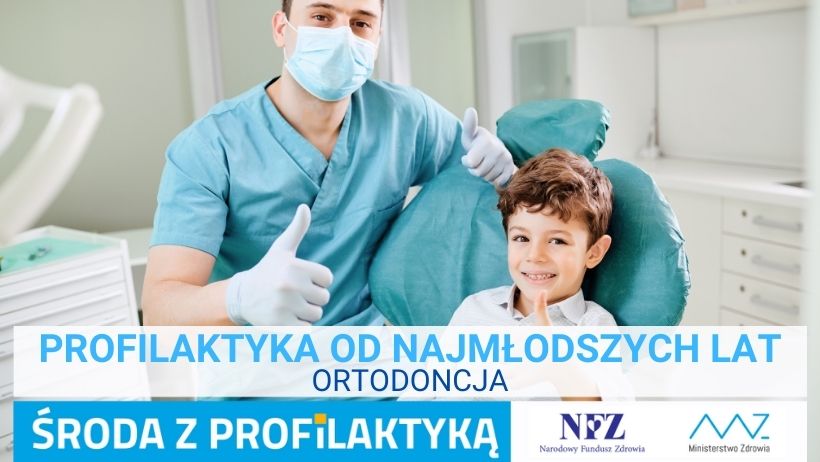 Zdjęcie - na fotelu dentystycznym siedzi uśmiechnięty chłopiec z uniesionym kciukiem do góry , obok niego siedzi ortodonta z maska na twarzy i uniesionym kciukiem. Napis – Profilaktyka od najmłodszych lat. Ortodoncja,  Profilaktyka chorób płuc, Środa z profilaktyką, logo NFZ i Ministerstwa Zdrowia