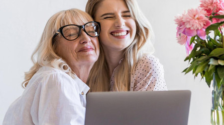  Zdjęcie dwóch uśmiechających się kobiet