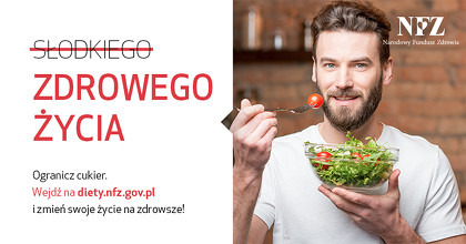 Zdjęcie mężczyzny jedzącego sałatkę, słodkiego zdrowego życia