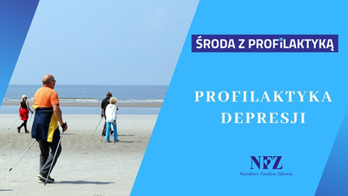 Grupa ludzi w sportowych ubraniach, z kijami do Nordic Walking, na tle plaży i morza