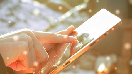 Zdjęcie osoby trzymającej telefon