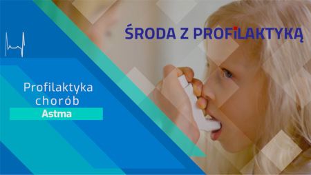 Zdjęcie - dziecko trzyma inhalator przy twarzy. Napis – Profilaktyka chorób - astma, Środa z profilaktyką, logo NFZ i Ministerstwa Zdrowia