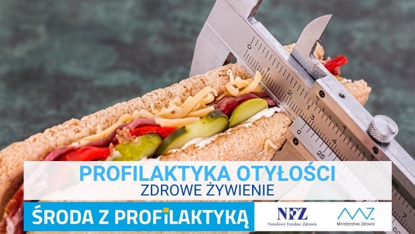 Zdjęcie – na szarym tle widoczna jest kanapka mierzona suwmiarką. Napis – Profilaktyka Otyłości, Zdrowe Żywienie,  Środa z profilaktyką, logo NFZ i Ministerstwa Zdrowia