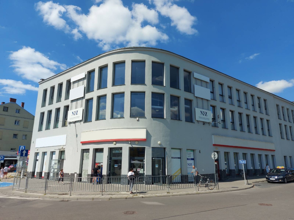 Zdjęcie Lokalizacji NFZ na ulicy Nadstawnej z zewnatrz budynku.