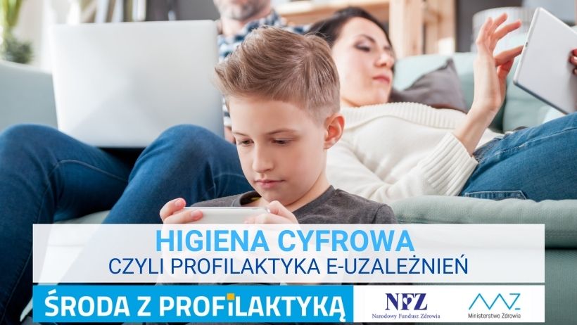 Zdjęcie – Chłopiec wpatruje się w tablet, w tle rodzice, każdy zajęty swoim laptopem. Napis – E-higiena, czyli profilaktyka e-uzależnień,  Środa z profilaktyką, logo NFZ i Ministerstwa Zdrowia