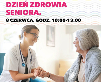 Dwie kobiety siedzą naprzeciwko siebie w fotelach. Młodsza kobieta w stroju medyka, ze stetoskopem na szyi trzyma za rękę starszą kobietę. Uśmiechają się do siebie.