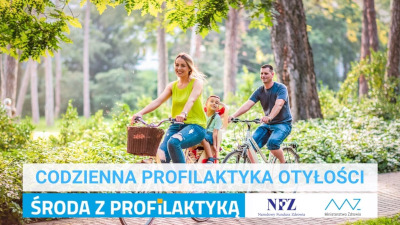 Zdjęcie – rodzina jedzie na rowerach przez las. Napis – Codzienna profilaktyka otyłości,  Środa z profilaktyką, logo NFZ i Ministerstwa Zdrowia