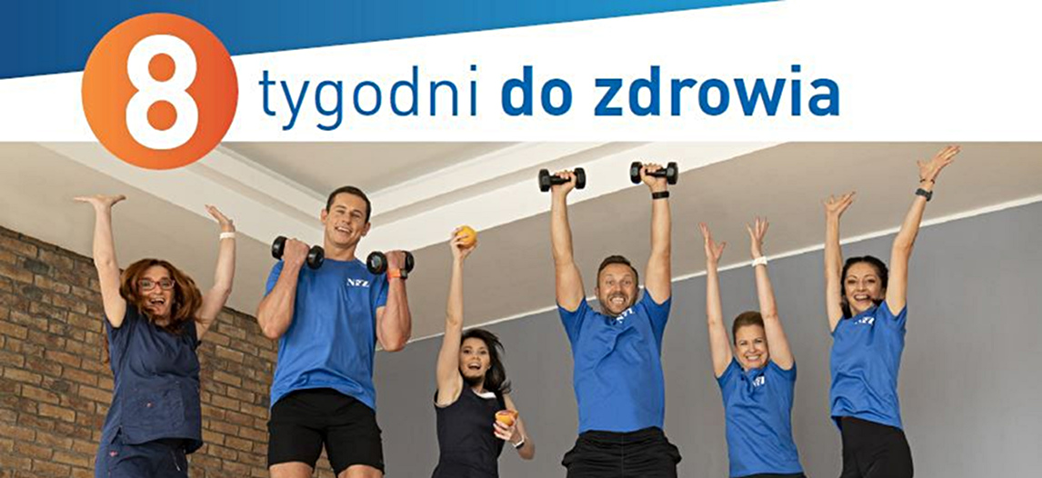 6 osób skaczączych z podniesionymi rękami do góry, 2 panów trzyma małe hantle, 3 kobiety nie trzymają nic, jedbna trzyma piłeczkę treningową