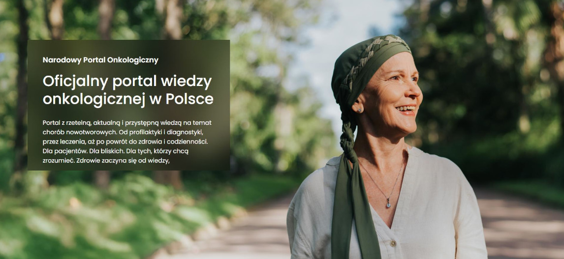 Kobieta w chuście na głowie z subtelnym uśmiechem